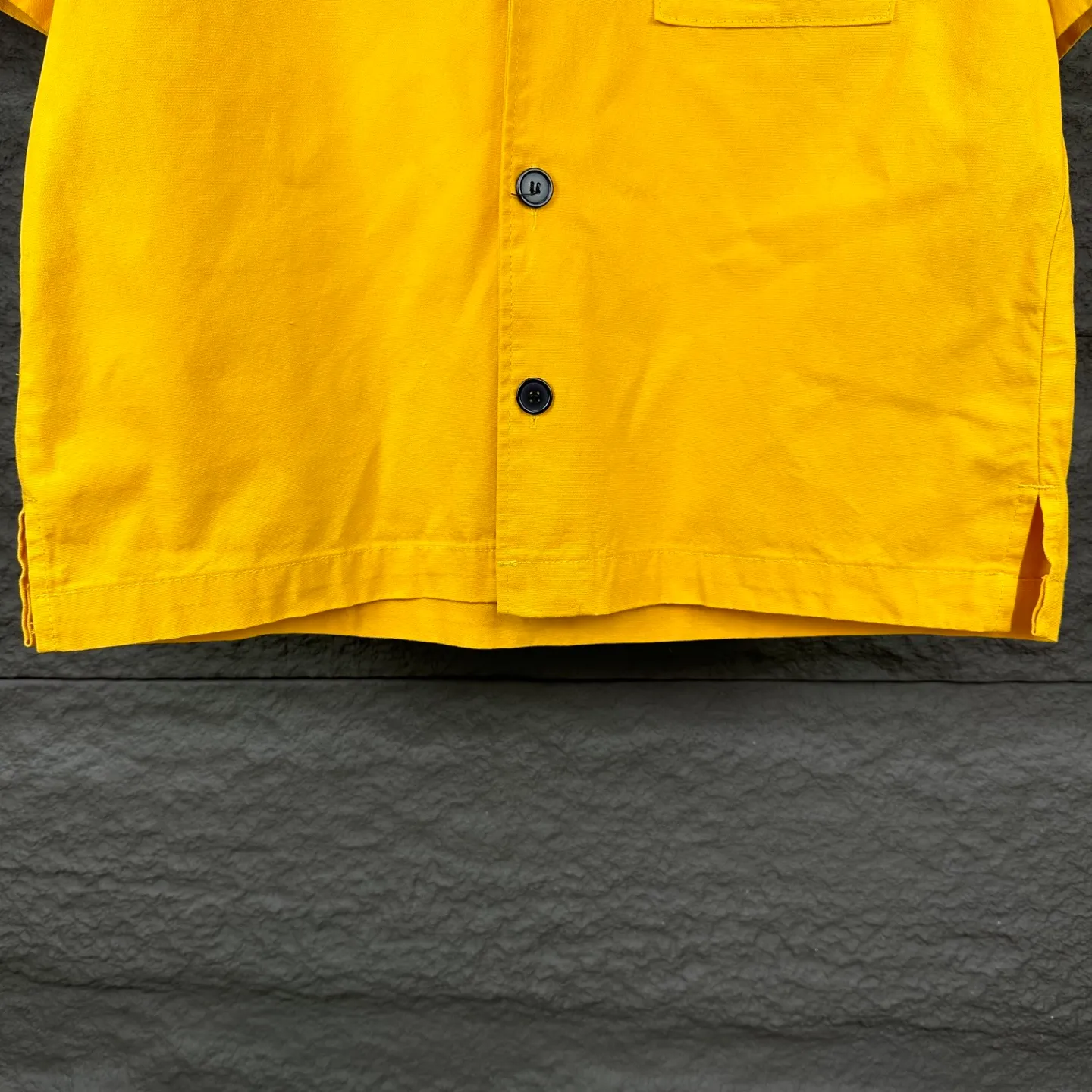 P240 GALLERY DEPT. 2025 new embroidered letter LOGO couple style loose denim short-sleeved shirt 🔥High version🔥High version🔥 Original customized denim fabric, the same high-end denim fabric as the Internet celebrity star, simple and loose version with multiple embroidered letter LOGO designs, very high-end and stylish! The fabric feels very comfortable, and it’s a denim short-sleeved shirt that’s super versatile and looks great! ! Complete with three standards, same style for men and women 👫A must-have item for everyone Color: yellow, white Size: S-XL
